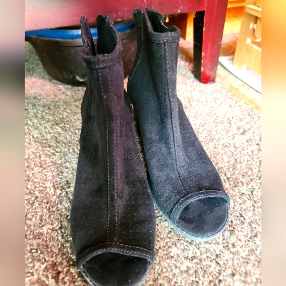 SM Shoe Company Shoes - SM black peep toe faux suede booties sz6.5 LIKE NEW